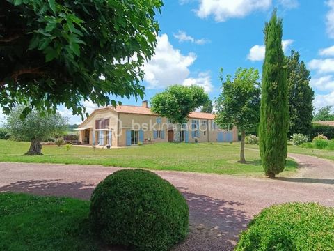 Magnificent house of 350 m² of living space, completely renovated with a dovecote, swimming pool and garage, located at the gates of Lectoure. Ideally located 4 km from the historic centre of Lectoure, its famous Friday market and all shops and servi...