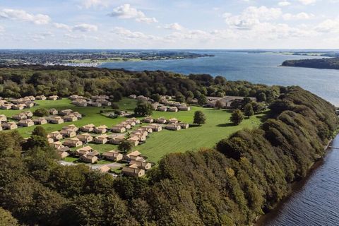 Boendet ligger i de natursköna omgivningarna i Hindsgavls naturreservat och erbjuder en fridfull tillflyktsort med direkt tillgång till både vatten och skog. Gästerna kan välja mellan en rad semesterhus med varierande kapacitet: från lägenheter för 2...