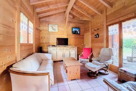 Dieses charmante Chalet bietet geräumige Unterkünfte für 8 bis 10 Gäste mit vier Schlafzimmern, darunter Doppel- und Einzelbetten. Das Anwesen verfügt über ein gemütliches Wohnzimmer mit einem Fernseher, ein Büro mit einem ausziehbaren Schlafsofa und...