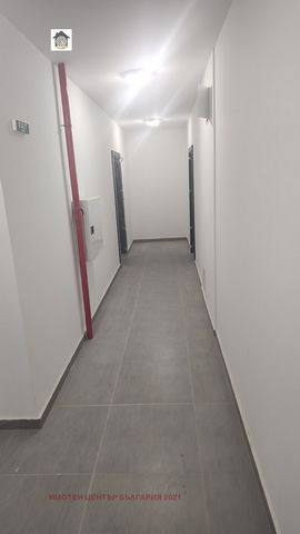 Nous sommes heureux de vous présenter un appartement d’une superficie nette de 56 m², il y a aussi un sous-sol - un lieu communicatif, à proximité des arrêts de transports en commun, des chaînes de magasins, de l’école maternelle, de l’école, du cent...