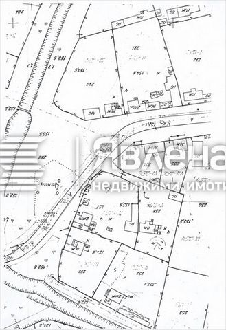 La agencia inmobiliaria 'Yavlena' pone a la venta un terreno regulado con una superficie de 1280 metros cuadrados. La parcela está destinada a la construcción residencial. Se encuentra en el pueblo de Bolyarino, municipio de Rakovski. La fachada de l...