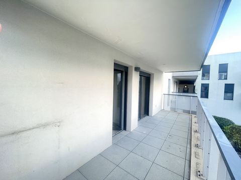 Nous vous proposons un appartement T2 situé dans le quartier prisé de Capiscol, au 1er étage avec ascenseur. Cet appartement de 44,83m2 (loi Carrez) dispose d'une terrasse de 11m2 et d'un parking privatif couvert. Cet espace comprend une cuisine amén...