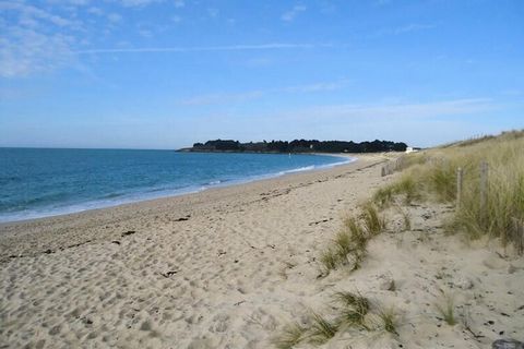 L'incantevole spiaggia di Fogeo dista meno di 300 m a piedi. I negozi del paese di Arzon sono facilmente accessibili (2 km). La penisola di Rhuys, tra il Golfo del Morbihan e l'oceano, propone numerose attività. Puoi apprezzare i suoi paesaggi passeg...