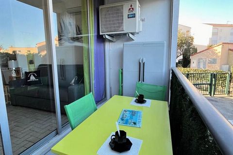 Situato al piano terra di una grande residenza protetta, vi offriamo questo monolocale cabina di 19 m². Si compone di una cucina attrezzata aperta sul soggiorno, una zona cabina con letti a castello e un bagno. Vicino alla spiaggia e ai negozi, quest...