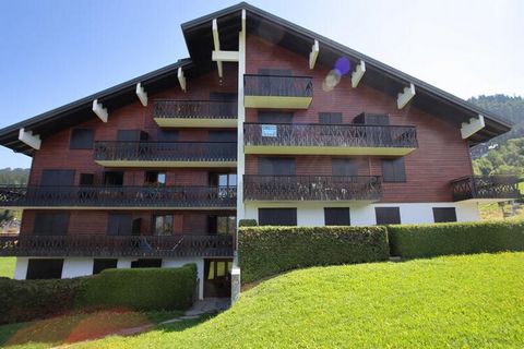 Monolocale d'angolo di montagna di 32 m² in un residence all'inizio delle piste da sci per principianti. Situato a 400 m dal centro del paese. Posti letto: 4 persone Angolo montagna: 2 letti a castello Soggiorno (TV): 1 divano letto Angolo cottura se...