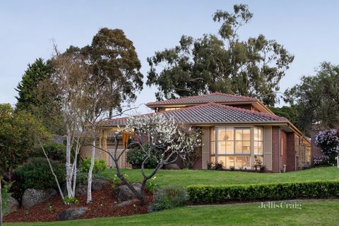 Situada en un generoso bloque de esquina de 872 metros cuadrados (aprox.), esta casa bellamente ubicada ofrece elegancia y funcionalidad. Bañado por la luz natural, presenta acogedores espacios habitables, jardines bien cuidados y un diseño ideal par...