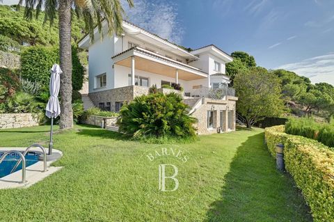 Barnes Maresme presenteert deze fantastische villa in Cabrils, een rustig dorp aan de noordkust van Barcelona. De woning weerspiegelt perfect de mediterrane levensstijl, met privacy, onbelemmerd uitzicht, de hele dag zon en natuurlijk tal van voorzie...