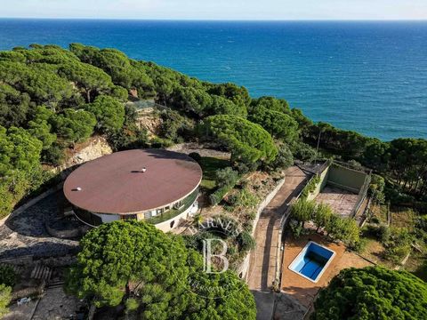 Barnes Maresme freut sich, diese außergewöhnliche Immobilie zu präsentieren, die auf einem 13.000 m² großen Grundstück liegt. Dank ihrer erhöhten Lage bietet sie einen atemberaubenden Blick auf das Mittelmeer, das charmante Dorf Sant Pol de Mar und d...