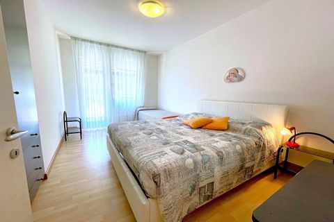 Ce charmant appartement au 2ème étage à Porto Santa Margherita - Caorle est l'escapade idéale pour ceux qui recherchent à la fois confort et commodité. Le salon spacieux dispose d'un canapé-lit double, d'une télévision et d'une table à manger, idéal ...