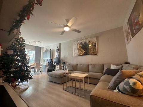 Prachtig appartement op de begane grond in een zeer gewilde wijk van Benalmadena! Deze woning is volledig gerenoveerd met een modern design en beschikt over een ruim terras, een eigen tuin, een eigen parkeerplaats en toegang tot een gemeenschappelijk...