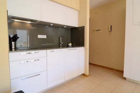 The apartament w L'Escala ma 2 sypialnie i obłożenie dla 4 osób. Nocleg od 40 m². Zakwaterowanie jest wyposażone w następujące rzeczy winda, ogród, meble ogrodowe, 5 m² taras o powierzchni (m2), żelazko, klimatyzacja we wszystkich sypialniach, basen ...