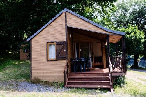 Small, comfortable chalet on the banks of the river. Village of Spontour at 9 km from Soursac, located on the banks of the Dordogne, on the reservoir of the Chastang dam. 1 chalet for 4 people. 2 bedrooms (2 single beds, 1 single bed), living room wi...