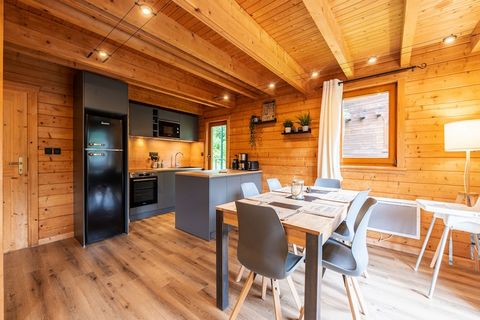 Dit ruime chalet met 3 slaapkamers in Morillon biedt een comfortabel toevluchtsoord voor maximaal 8 personen, met 80 m² aan gezellige leefruimte. De accommodatie is ontworpen voor ontspanning, met een balkon met tuinmeubilair waar gasten kunnen genie...