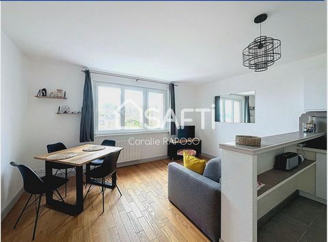 Venez vite découvrir ce beau studio de 25m² exposé est situé au 4e et dernier étage. A deux pas de tous les commerces et offrant une vue dégagée sur la mer, il saura vous séduire grâce à son état impeccable. Il est composé d'une entrée avec placard, ...