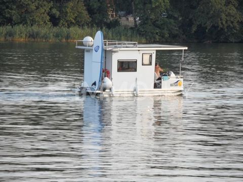 Bent u op zoek naar een fantastische bouwkavel in de buurt van het meer? Dan ben je bij ons aan het juiste adres. De oppervlakte van de te koop staande grond is 1369 m2. Op dit moment huurt de verkoper een aangrenzend perceel grond met een grootte va...