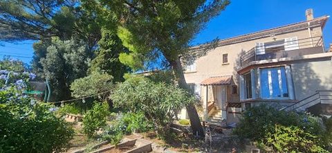 TOULON -ORTOLAN. Villa des années 30 entierement rénovée située dans un quartier calme et proche de toutes les commodités ( Ecoles , commerces et bus ) . Cette villa vous séduira par ses beaux volumes , hauteur de plafonds, et son environnement paisi...