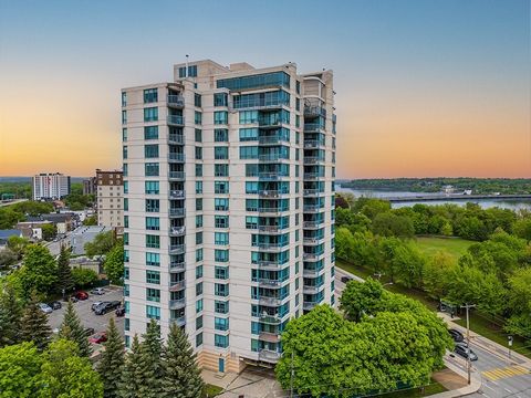 This 11th floor condo offers an incredible view of the river and the Parliament of Canada. Well-maintained by its sole owner since 1988, it features 2 bedrooms and 2 bathrooms, as well as 2 reserved parking spaces, one of which is indoor. Abundant na...