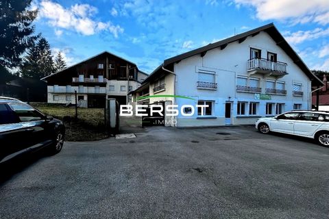 Former holiday centre with 41 rooms, several classrooms, bus garage and enclosed garden? Perfect for investors The BERSOT Pontarlier agency presents this holiday centre offering many assets for an ambitious renovation project. Total area: 3,046 m2 Li...