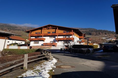 Dit ruime appartement van 60 m² in Bad Kleinkirchheim biedt comfortabel plaats aan maximaal 5 personen, met 2 slaapkamers en nieuw, smaakvol meubilair. Gelegen op een golfbaan en aan de voet van de skipiste, biedt het uitzicht op de bergen en een rus...