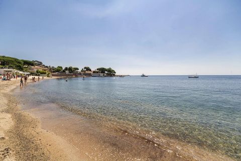 Idyllische Lage an der Bucht von St. Tropez und nur 100 m vom Meer entfernt! Die Ferienresidenz mit angegliedertem Thalassotherapiezentrum ist eine wahre Urlaubsoase. Umgeben von einer mediterranen Parkanlage ist die Architekur der Anlage im Stil der...