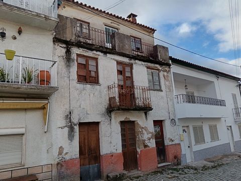 Old house for total refurbishment in Zebreira, with a covered area of 34 m2, and a gross construction area of 102 m2. Excellent opportunity to acquire and remodel a small village house to your liking. Schedule your visit now! C0434-00924* Why sell or...