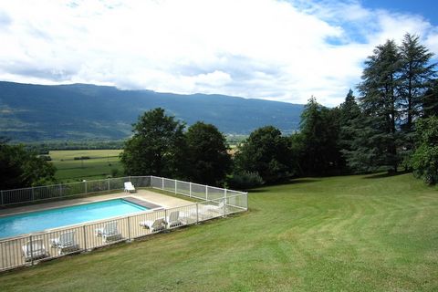 Auf dem Gelände eines Schlosses gelegen, bietet dieses besondere Chalet in Südfrankreich eine atemberaubende Aussicht und einen schönen Gemeinschaftspool. Es gibt 3 Schlafzimmer für insgesamt 6 Personen. Ideal für Familien und Gruppen von Freunden. B...