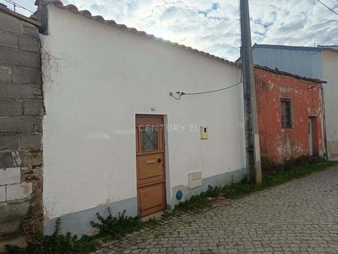 Oud huis in Palvarinho, op 10 km van de stad Castelo Branco. Huis in goede staat, met 2 slaapkamers, keuken en woonkamer, en badkamer. Dak met cement balkenstructuur en met Portugese tegel. Uitstekende investeringsmogelijkheid, of zelfs om uw vakanti...