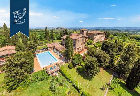 Delizioso country hotel in vendita vicino a San Gimignano, famoso borgo riconosciuto come Patrimonio UNESCO dal 1990. Questa splendida struttura è il risultato della ristrutturazione di un'antica fattoria toscana, sovrastata da una torre di guar...