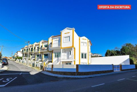 Villa de 3+1 chambres avec 440m² dans le centre d’Ericeira, vue sur la mer à 5 minutes de la plage. Bien située, exposée plein sud, la villa dispose de fenêtres à double vitrage et basculantes, avec volets électriques et interphone vidéo. Ils dispose...