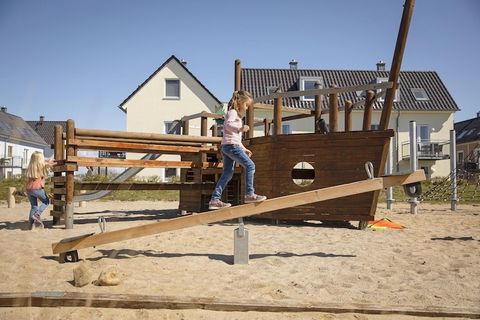 Westlich die brandende Nordsee, östlich das ruhige Wattenmeer - Das ist das TUI Blue! Gelegen an der schmalsten Stelle der Insel, ist beides innerhalb weniger Minuten erreichbar. Der feinsandige Strand von Rantum ist nur ca. 450 Meter entfernt, so da...