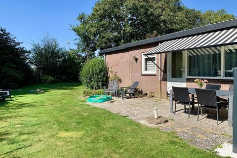 De gezellige 5-persoons bungalow Eureka 61 met 3 slaapkamers en grote tuin ligt aan de rand van het, bij velen geliefde, bungalowpark Eureka. Het heerlijke, rustige zandstrand van Sint Maartenszee ligt op slechts 1,5 Km afstand. Indeling De vrijstaan...