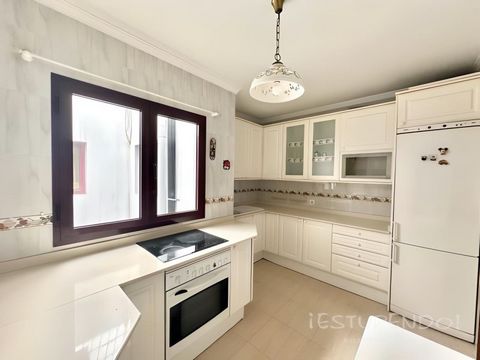 Verpassen Sie nicht die Gelegenheit, im Herzen von Arrecife zu leben! Diese fantastische Wohnung im zweiten Stock mit Aufzug bietet Komfort und Geräumigkeit. Mit 4 Schlafzimmern - 3 Doppel- und 1 Einzelzimmer, alle mit Einbauschränken - und 2 komplet...