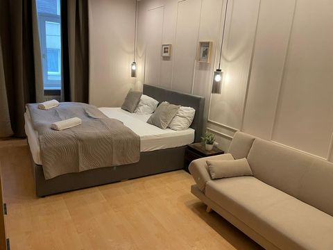 Die Wohnung ist ein schönes Wiener Gebäude im alten Stil mit 4 Schlafzimmern und geräumigem 138m². Dieses Schlafzimmer, das du hier siehst, ist voll ausgestattet und exklusiv für dich verfügbar. 2 Toiletten, 1 Badezimmer mit Badewanne und 1 Dusche si...