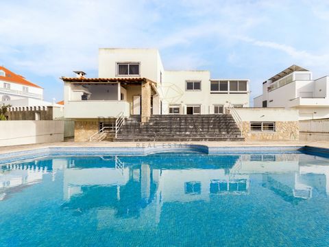 Villa in Azenhas do Mar with an extraordinary view over the sea. Azenhas do Mar is a very popular area for its beaches, landscapes and quiet. If you are looking to live with tranquility near Lisbon come and visit your new home! This five-bedroom vill...