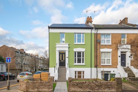 This exceptional end-of-terrace property first rose to fame in 1962, featured on the BBC during Barry Bucknell's ownership. Since then, it has been thoughtfully refurbished into a stunning split level masionette, spanning three expansive floors—offer...