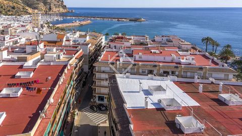 This superb property, set in a prime location in one of Javea's most sought-after central hubs, with restaurants, bars and the beach all just a 100-metre walk away. The property is set on the second floor of an older building, with 30 easy steps up t...