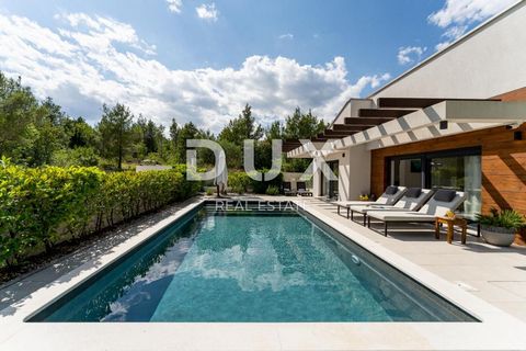 Location: Zadarska županija, Novigrad, Pridraga. ZADAR, PRIDRAGA - Luxury villa with a swimming pool near the sea A beautiful single-storey house with a swimming pool is for sale in the town of Pridraga near Zadar. The property with a total living ar...