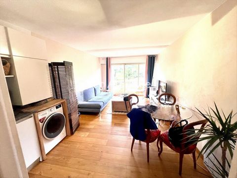 This exceptional duplex on the seafront of COUDOULIERE is a rare opportunity to seize. Type 2 of approx. 59 m² (with the possibility of transforming it into T3). Completely renovated, it has a bright living room (exp EAST), of approx. 21 m² equipped ...