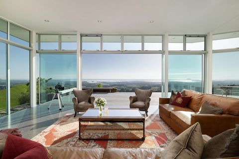 Hermosa propiedad de refugio seguro que cuenta con vistas al océano elevadas únicas del Océano Pacífico, la Bahía de la Abundancia y el Monte Maunganui. Manawa Toru en Sentinel Ridge es un paraíso de lujo Safe Haven que abarca vistas panorámicas al m...