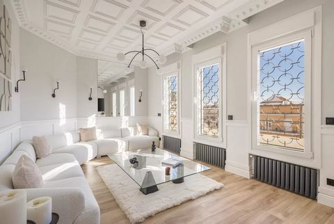 Barnes Madrid presenteert dit exclusieve penthouse in de wijk Goya, ontworpen voor wie op zoek is naar comfort, stijl en buitenruimtes in een van de meest prestigieuze wijken van Madrid. Met 2 ruime slaapkamers, 3 comfortabele badkamers en een prakti...