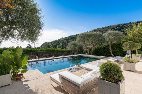 Sublime property located in the heart of the village of Eze, recently renovated by a renowned architect and boasting panoramic sea and mountain views. Offering every comfort, this luxurious 280m² villa comprises an entrance hall, living room, dining ...