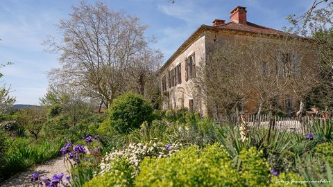 A lot of sensitivity for this timeless building. Backed by a charming village, this property looks south and the surrounding countryside. The owners have finished the living rooms, restored with great comfort and respect for the character of the hous...