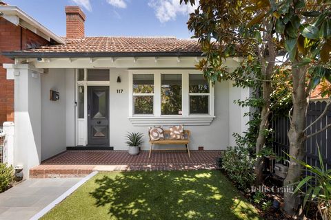 In a prime Prahran position with the Prahran Market, Greville Street and Fawkner Park within easy reach, this beautifully renovated single level Edwardian residence offers a fantastic lifestyle opportunity in an easily maintained setting. An inviting...