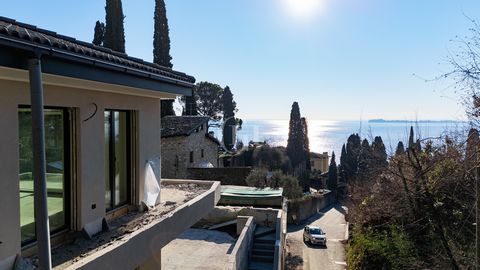 In the prestigious area of Gardone Riviera, particularly appreciated for its convenience to services and at the same time for the tranquility it offers, there is this refined three-room apartment under construction, located on the ground floor and on...