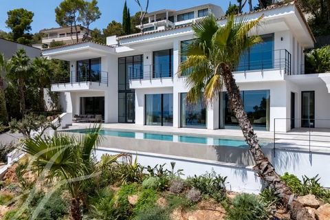 Een unieke combinatie van eigentijdse elementen en tijdloze elegantie komen samen in deze prachtige villa aan de Costa den Blanes. De villa ligt op het zuiden en is recent gebouwd. Je hebt toegang tot het pand in een rustige woonwijk via de ondergron...