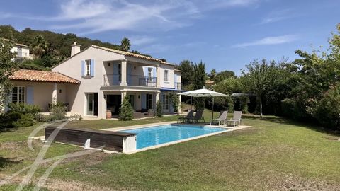 In einer ruhigen Umgebung und einem gesicherten Bereich, viel Charme für diese neoprovenzalische Villa in ausgezeichnetem Zustand, bestehend aus einem wunderschönen Wohnzimmer mit Kamin, einem Esszimmer, einer voll ausgestatteten Küche, einem Hauswir...