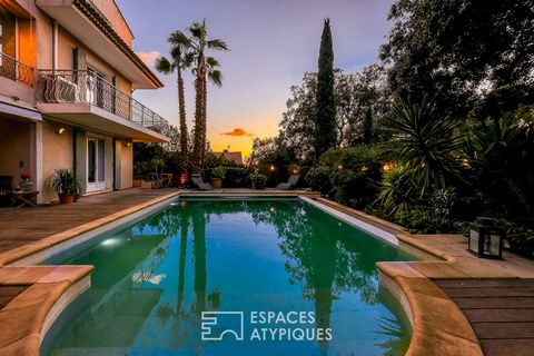 In a quiet and privileged environment of Toulon West, this family villa of 250 m2 is harmoniously located on a terraced plot of 1000 m2 with a swimming pool, a pool house and a petanque court. Designed to offer a comfortable living environment, this ...