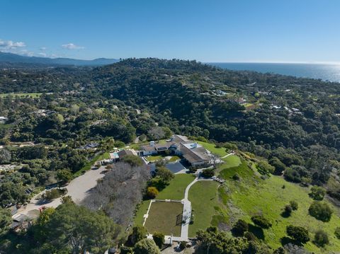 4400 Via Abrigada, a remarkable offering nestled within Santa Barbara's esteemed Hope Ranch—a first-time presentation on the market of 3 adjoining parcels spanning a total of 11.3 acres. This property provides a vast canvas for the creation of an unp...