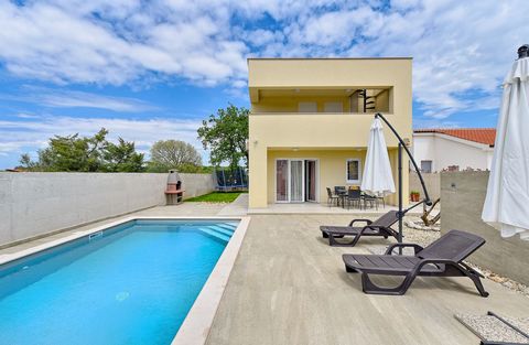 Villa in Peroj,Vodnjan, 1,5 km from the sea! In an excellent location near the sea and all essential amenities for a comfortable and enjoyable lifestyle, a villa with a swimming pool is for sale. The building spans 125m² across the ground floor and t...