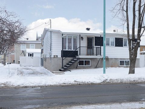 Beautiful renovated bungalow for sale Located on a 3,156 sq. ft. lot, this charming bungalow offers a perfect living environment for a small family. It includes 3 bedrooms, including 2 on the ground floor, ideal for comfort and privacy and 2 full bat...